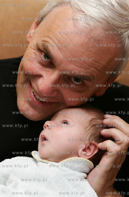 Dyrektor oliwskiego zoo Michal Targowski z wnukiem...