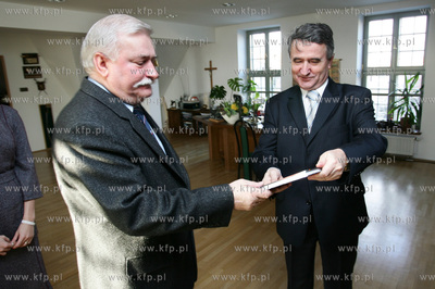 Status pokrzywdzonego przez sluzby specjalne PRL otrzymal...