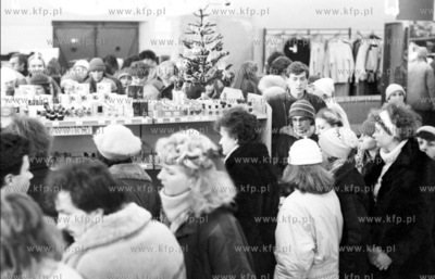 Gdansk - Wrzeszcz. Przedswiateczny tlok w Domu Towarowym...