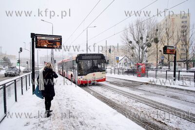 Zima w Gdańsku. Przystanek autobusowo - tramwajowy...