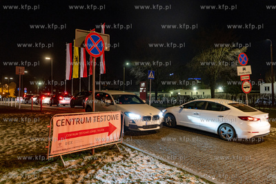 Kolejka do centrum testowego drive thru covid-19 w...