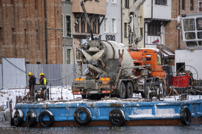 Remont Długiego Pobrzeża w Gdańsku. Nz. transport...