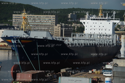 Port w Gdyni. Widok z promu Stena Baltica. n/z 196-metrowy...