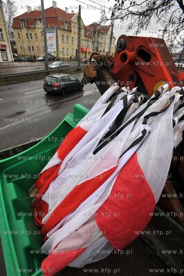 Zaloba narodowa po katastrofie prezydenckiego samolotu...