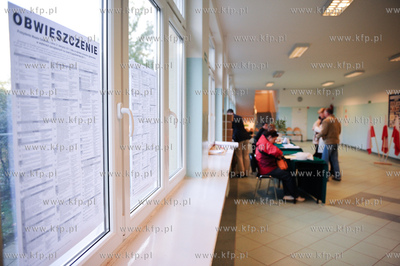 Gdansk. Obwodowa Komisja Wyborcza nr 80 w Gimnazjum...