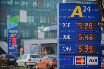 Gdansk. Wrzeszcz. Samoobsllugowa stacja paliw Neste...