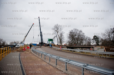 Montaz wazacych 135 ton dwoch sekcji przesla zwodzonego...