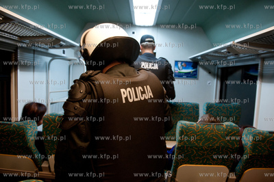 Gdansk. Zabianka. Interwencja policji w pociagu Inter...