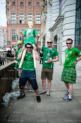 Gdansk. Ulica Dluga. Tlumy kibicow z Hiszpanii i Irlandi...