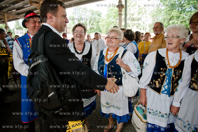 Sopot. Dworzec PKP. Pociag Transcassubia przywozl grupy...