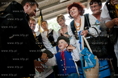 Sopot. Dworzec PKP. Pociag Transcassubia przywozl grupy...