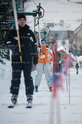 Zimowe popoludnie na stoku narciarskim Koszalkowo w...