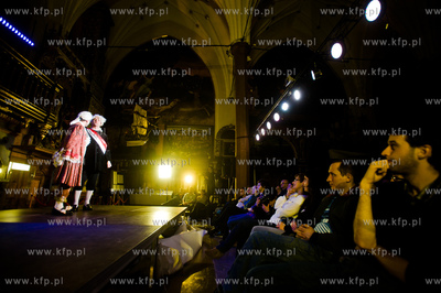 Gdansk. Dwor Artusa. Pierwszy odcinek improwizowanego...