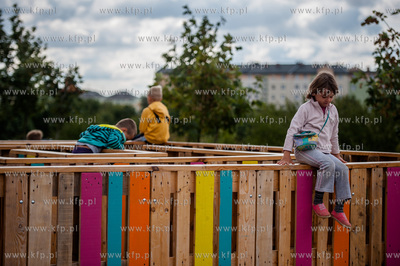 Gdansk. Ujescisko. Nowo powstaly Ekologiczny plac zabaw...