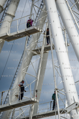 Gdansk. Montaz kola widokowego na Wyspie Spichrzow.
18.05.2015
fot....