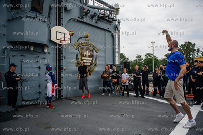 Koszykarz Marcin Gortat odwiedza Port Wojenny w Gdyni...