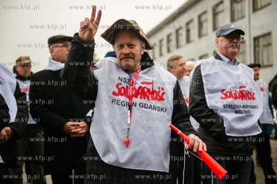Gdynia. Pikieta zwiazkowcow NSZZ Solidarnosc przed...