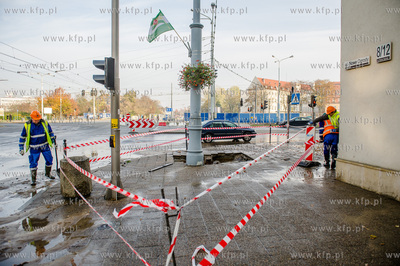 Gdansk. Awaria sieci wodociagowej na skrzyzowaniu ulic...