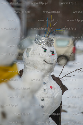 Sniezne balwany ustawione na kampusie Politechniki...