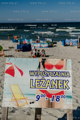 Jastarnia. Pelna turystow plaza od strony otwartego...