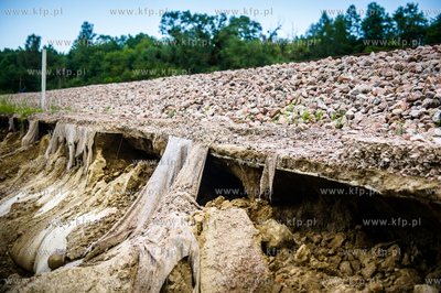Gdańsk. Uszkodzony przez silne opady deszczu nasyp...