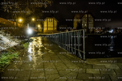 Gdańsk. Wysoki poziom wód Motławy, który jest efektem...