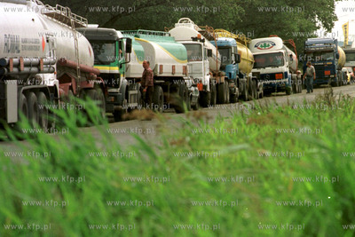 Cysterny w kolejce po paliwo przed Rafinerie Gdanska,...