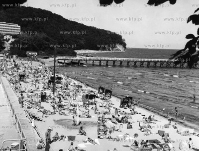 Plaza w Gdyni Orlowie, w glebi klif i molo. 08.1968...