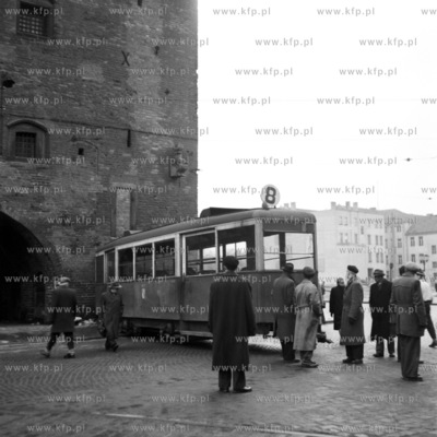 Wypadnięcie z szyn tramwaju linii 8 pomiędzy Złota...