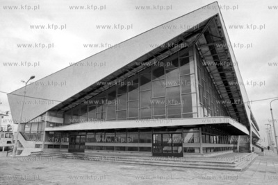 Dworzec Morski przy skwerze Kościuszki w Gdyni. 
7.03.1977
2marzec77_z.kosycarz_p13
Fot....