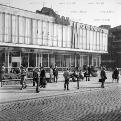 Przystanek komunikacji miejskiej obok Domu Meblowego...