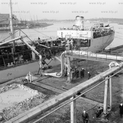 Załadunek płynnej siarki na statek w bazie przeładunkowej...