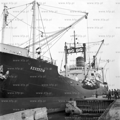 Załadunek beczek na statek ms Szczecin w porcie. (...