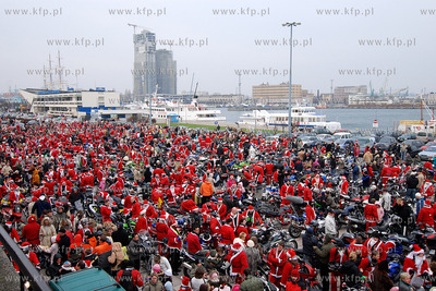 Gdynia. Okolo 500 Mikolajow na motorach i quadach przyjechalo...