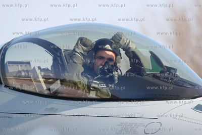 Poznan , Krzesiny 31 Baza Lotnicza Nz. Pilot F-16 ***...