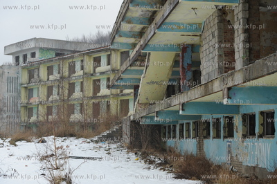 Nadole nad Jeziorem Zarnowieckim. Ruiny ogromnego Hotelu...