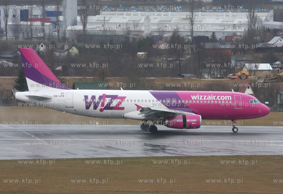 Gdansk, Rebiechowo. Nz. Airbus A320-232 linii WizzAir.
10.03.2009
fot....