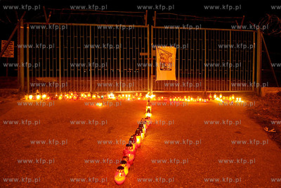 Wczoraj poznym wieczorem pod Brama Papieska lotniska...