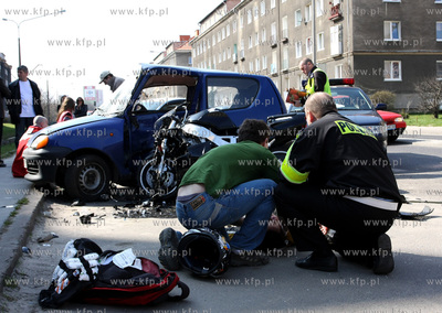 Gdansk, ul. Kartuska. Kierujacy motocyklem marki Honda...