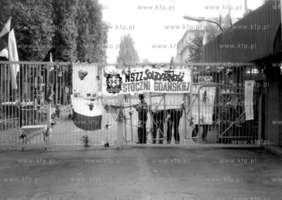 Brama Stoczni Gdanskiej podczas strajku w 1988
sierpien...