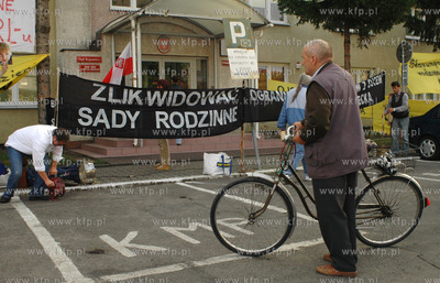 Elblag. Sad Rejowony. Ojcowie i przedstawiciele kilkunastu...