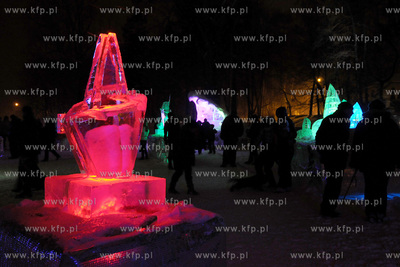 II Festiwal Rzezb Lodowych w Gdyni. Nz. Rzezby iluminowane...
