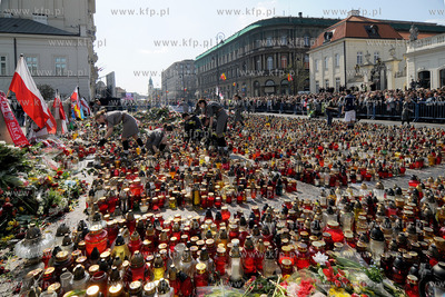Warszawa. Trwa zaloba narodowa po katastrofie prezydenckiego...