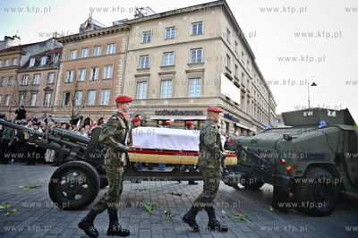 Kondukt pary prezydenckiej spod Palacu Prezydenckiego...