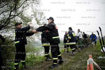 Krakow, Salwator. Umacnianie przeciekajacych walow...