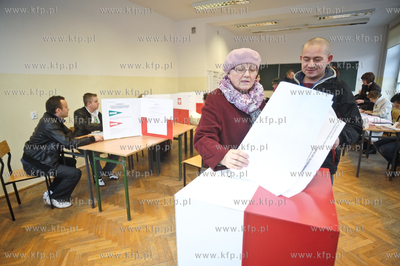 Wybory samorzadowe 2010. Lokal wyborczy w budynku Zespolu...