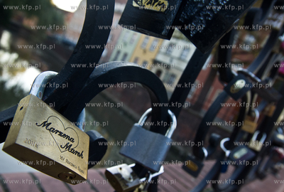 Gdansk, ul. Korzenna. Most Milosci, czyli most z klodkami...