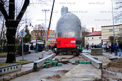 Gdynia Oksywie. Przetransportowanie okretu podwodnego...