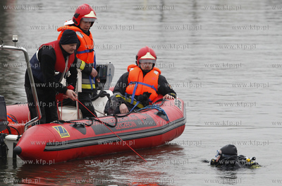 Szczecin. Akcja ratownicza polegajaca na poszukiwaniu...