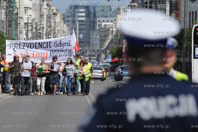 Kupcy z gdyńskiej hali targowej przeszli ulicami Gdyni...